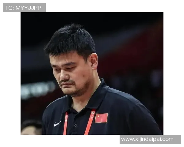 姚明在比赛现场感动落泪引发球迷共鸣展现篮球情怀与深厚情感